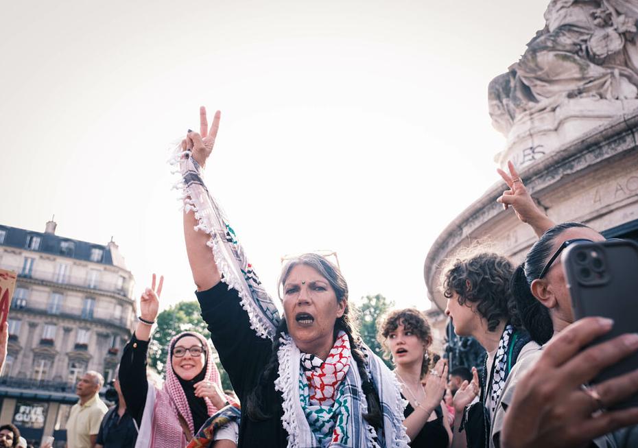 Femme scandant un chant militant. 