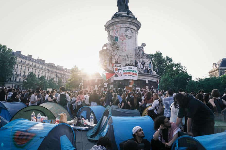 Des tentes s'installent, place de la République.