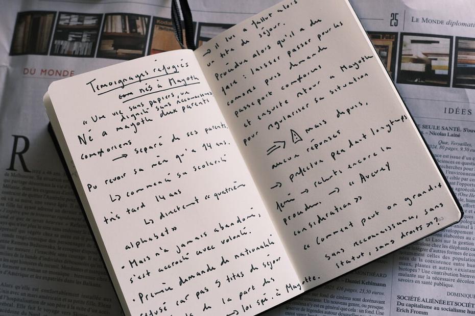 Photo d'un témoignage d'un réfugié comorien retranscrit sur carnet 