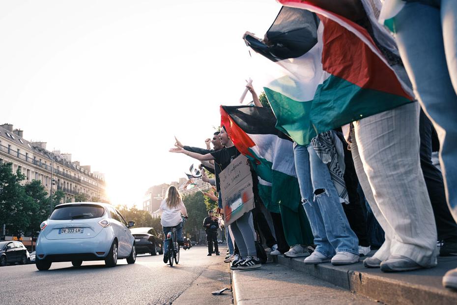 Des manifestants scande des solgans devant la route. 
