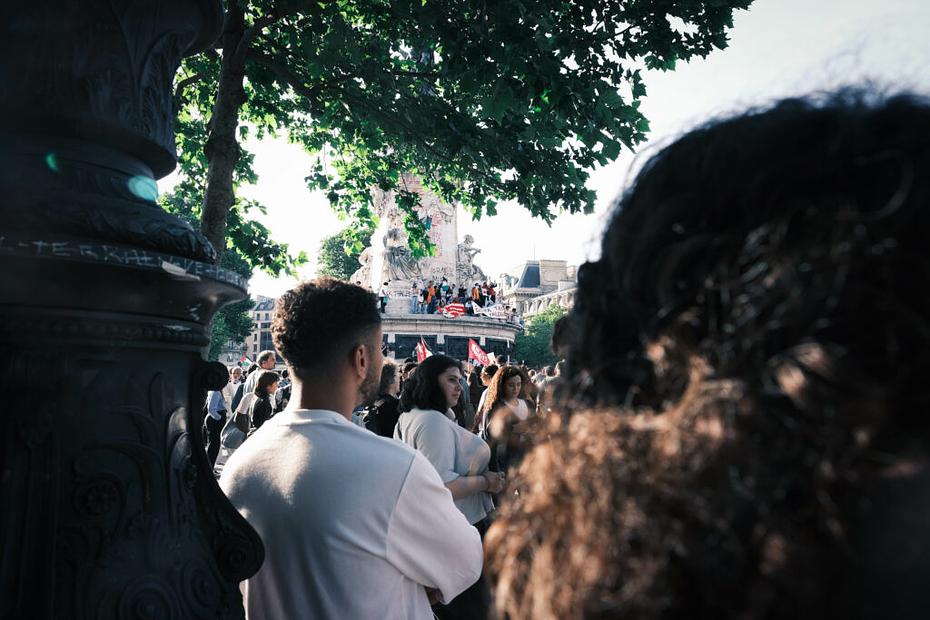 Des milliers de manifestants demande la levée du blocus humanitaire à Gaza, la libération de l'équipage du Madleen et l'application de sanctions concrètes contre l'État d'Israël. Place de la République, Paris. 