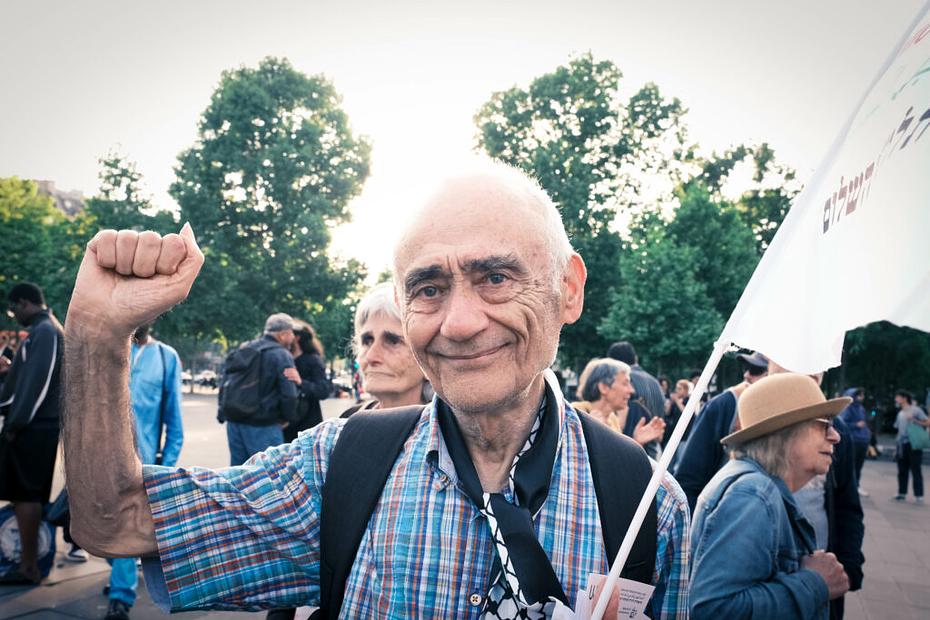 Jean Guy, le point levé. 