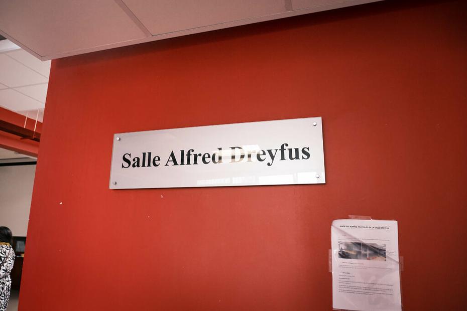 La conférence s'est tenue à la Ligue des Droits de l'Homme, salle Alfred Dreyfus.