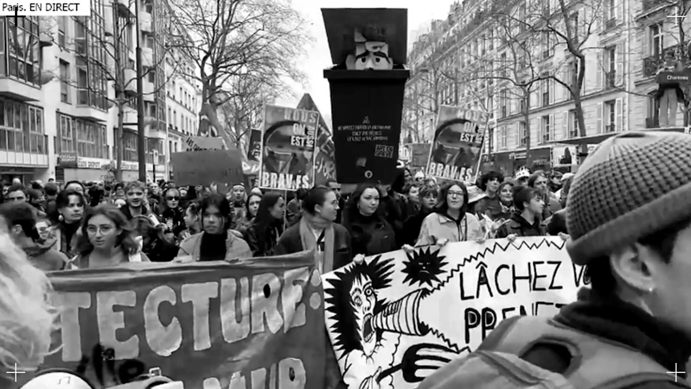 Foule, Peuple, et dixième round contre le passage en force de la réforme des retraites : #AuPoste au cœur du cortège