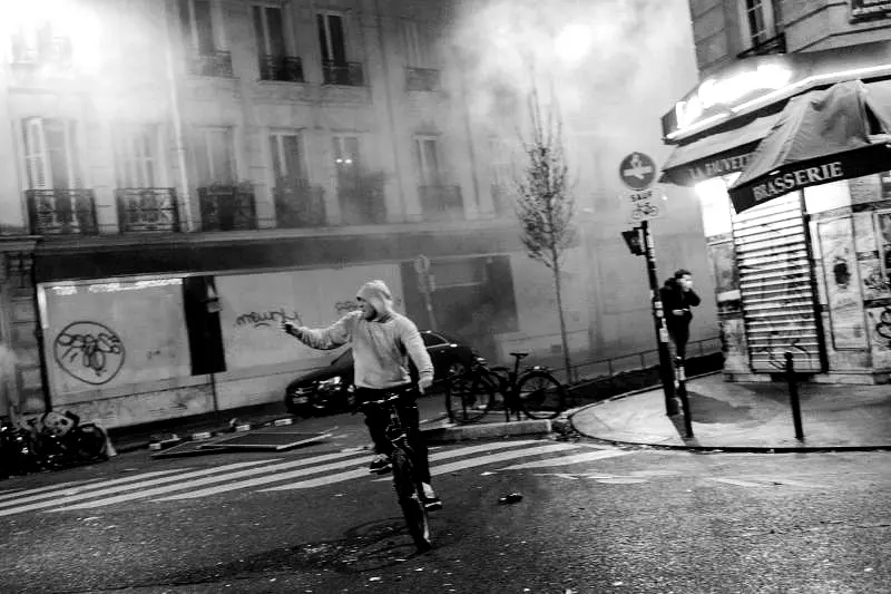 Au cœur des manifestations, ces reporters qui se posent en « vigie » (Au Poste dans Le Monde)