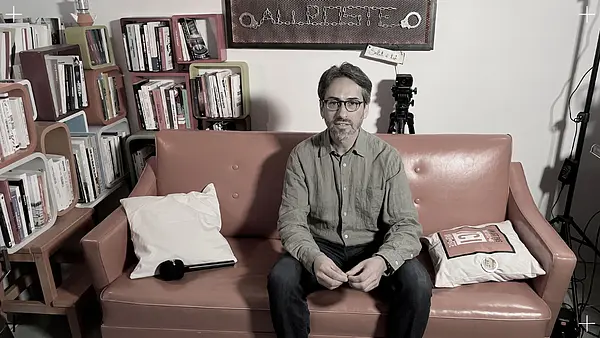 José Gutierrez-Privat est philosophe. Depuis huit ans, il arpente les QER (pour quartiers d’évaluation de la radicalisation), à la recherche de la pâte humaine. Il rencontre des condamnés pour des faits liés au terrorisme islamiste, il croise des suspects de radicalisation, il sonde les âmes. #AuPoste