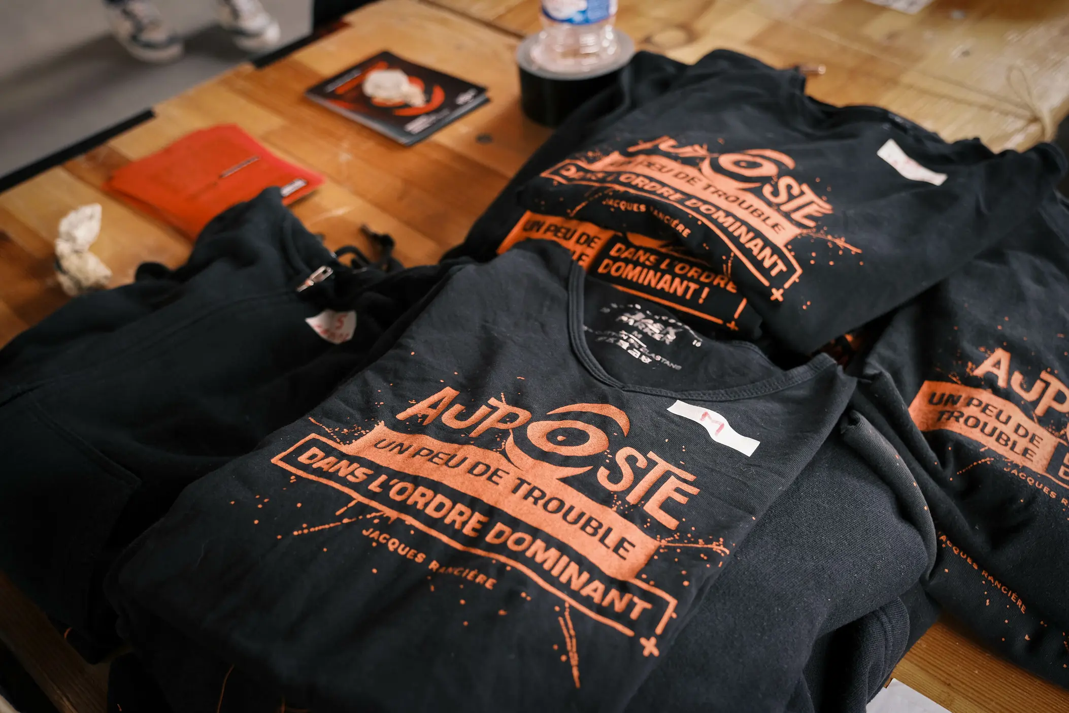 Demandez les sweats et t-shirts Au Poste, demandez !