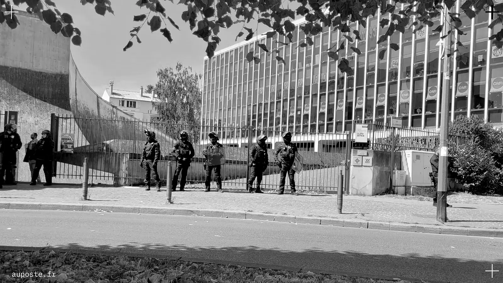 Le Bourget : ballons éclatés drapeaux arrachés, et la contre manif Guerre à la guerre bloquée à 1 km du salon de l’armement. Reportage.
